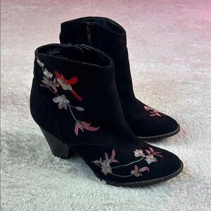 Hippie Laundry faux suede black and floral embroidered booties, size 8.5